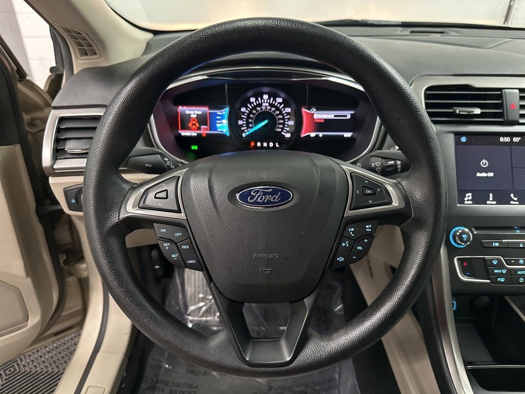 Used 2017 Ford Fusion SE w/ Fusion SE Technology Package image 14