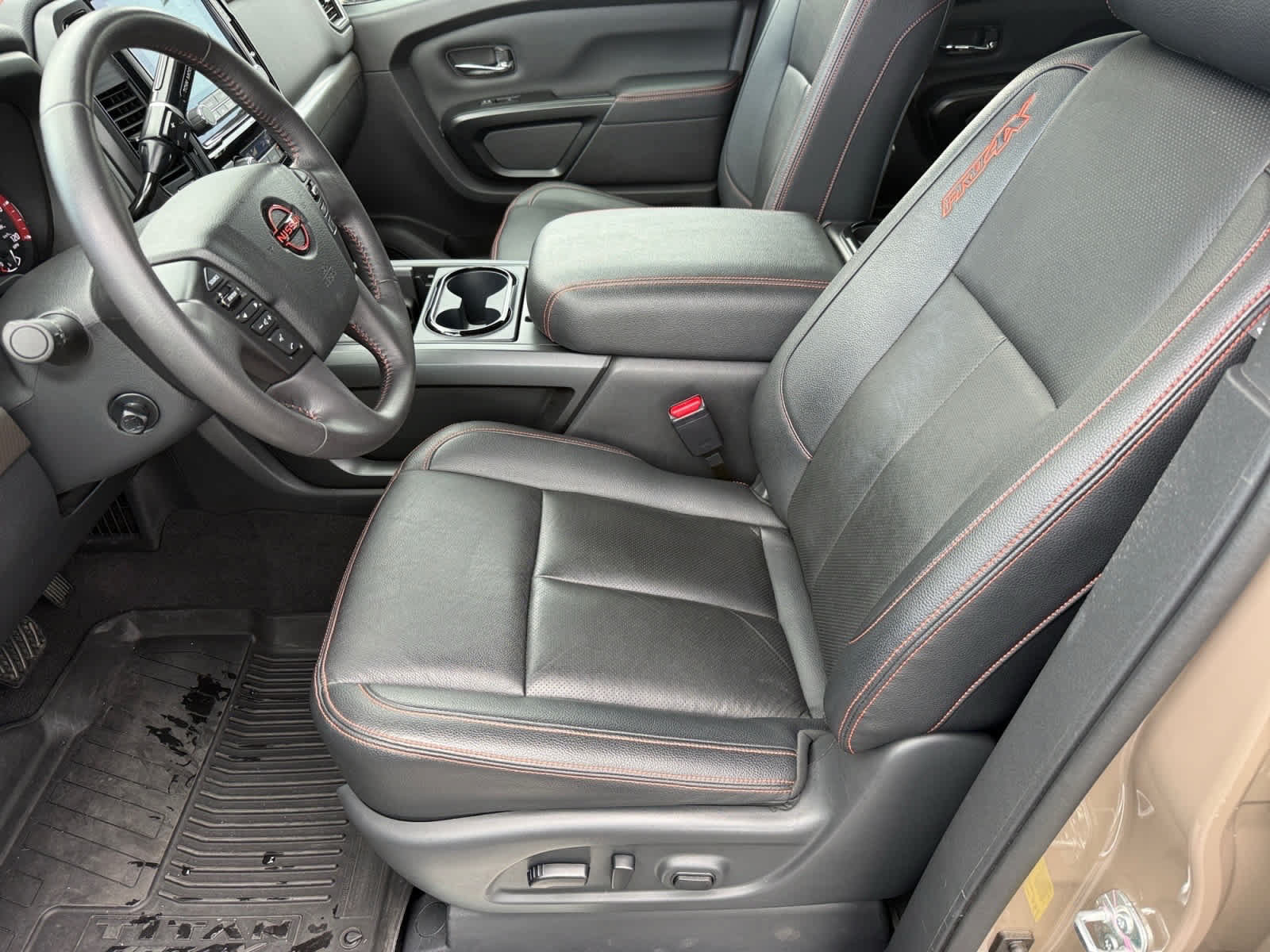 Used 2024 Nissan Titan PRO-4X w/ Pro-4x Convenience Package AWD/4WD image 10