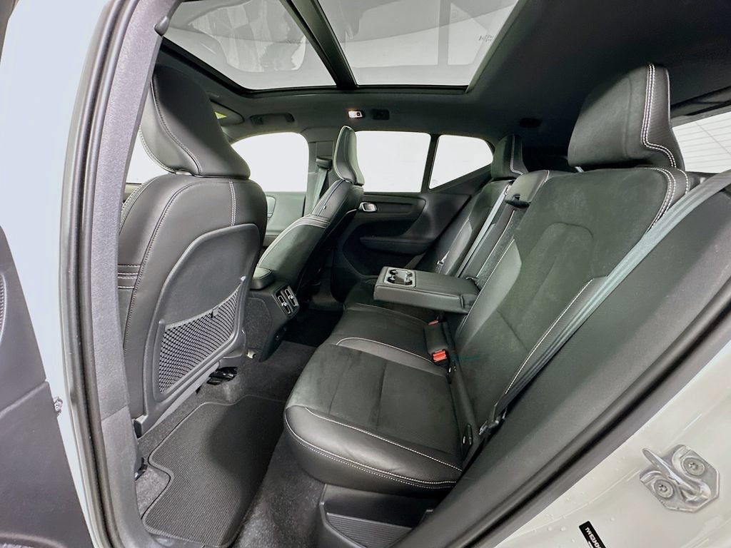 Used 2021 Volvo XC40 T5 R-Design w/ Advanced Package AWD/4WD image 17