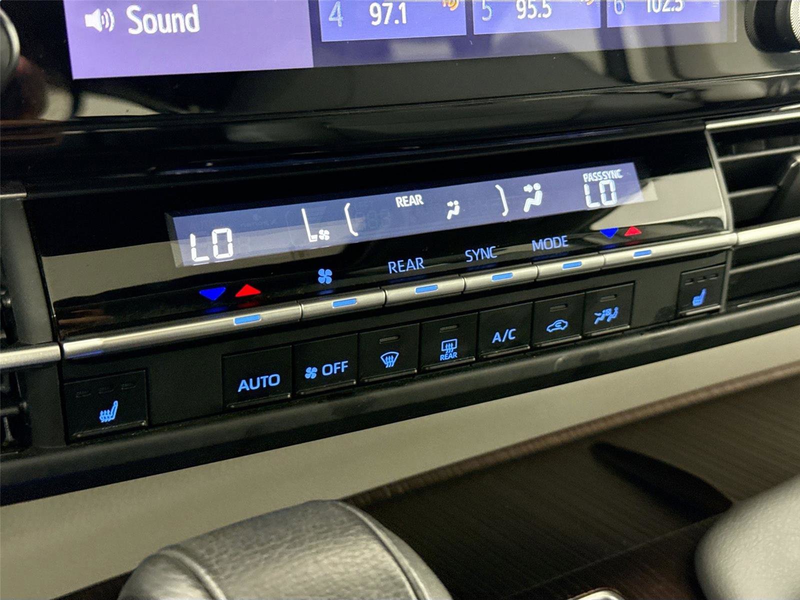 Certified 2024 Toyota Sienna XLE FWD image 23