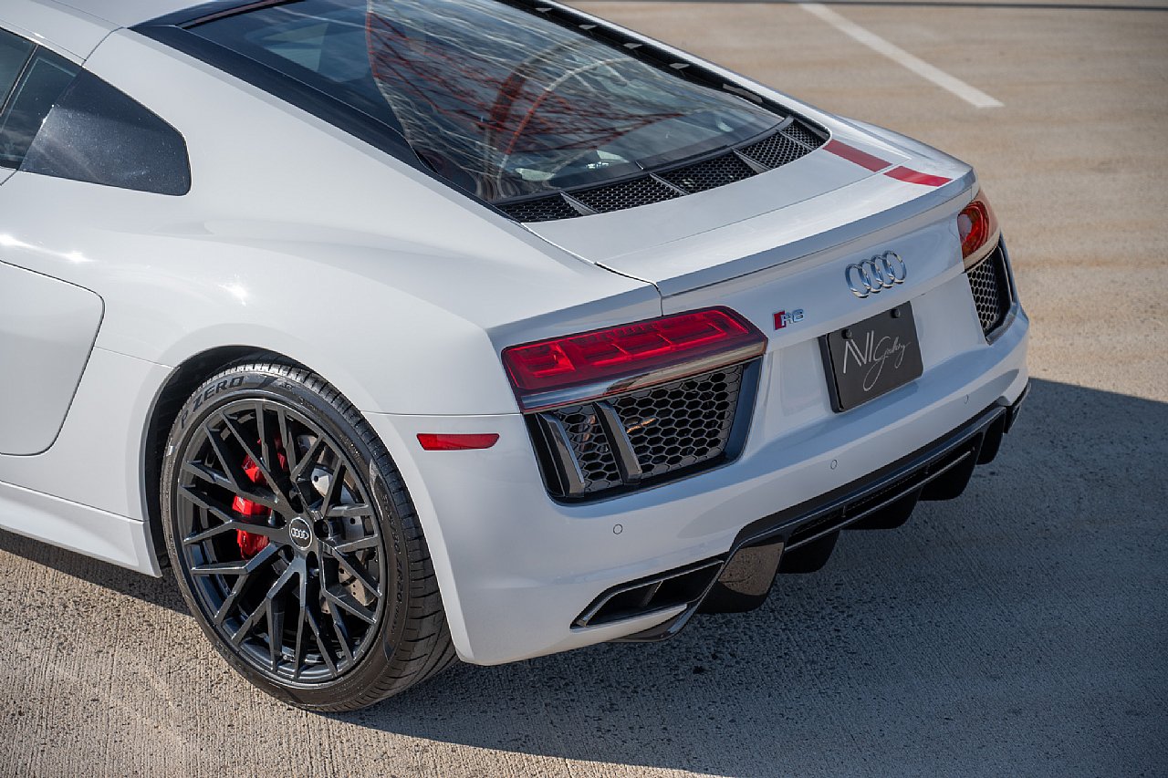 Used 2018 Audi R8 V10 w/ Premium Package RWD image 5
