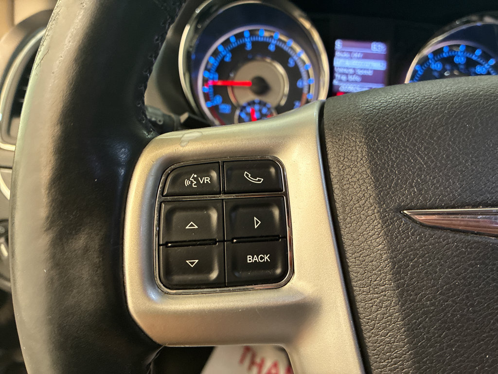 Used 2014 Chrysler Town & Country Touring w/ Driver Convenience Group FWD image 19