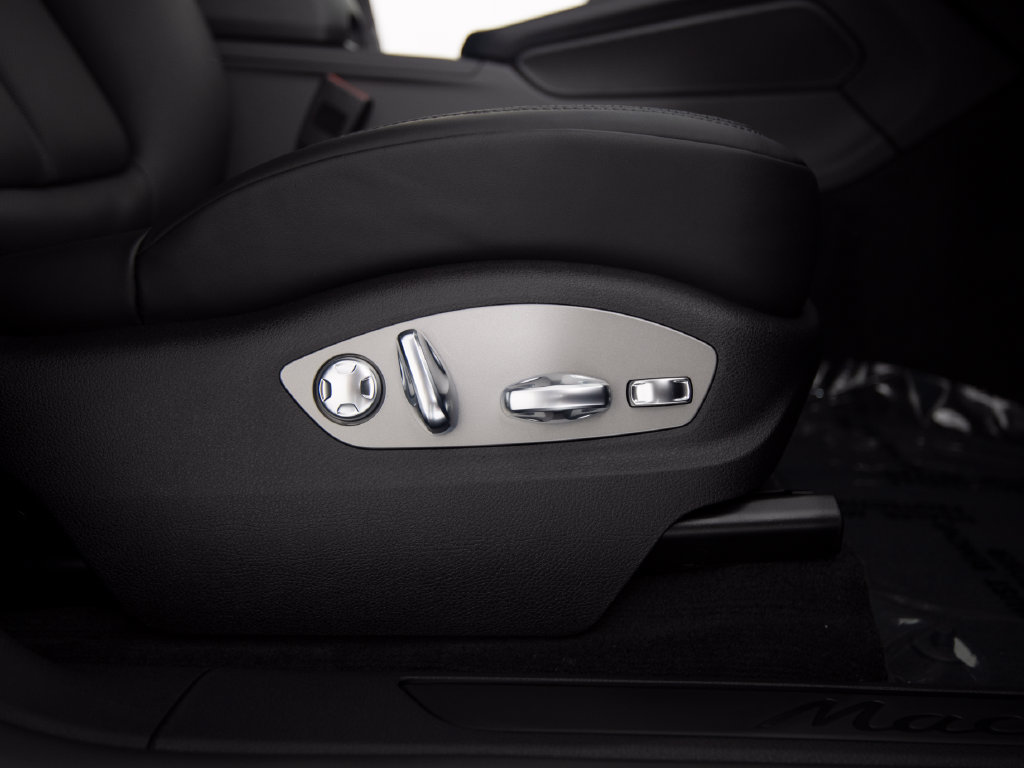 Certified 2026 Porsche Macan AWD/4WD image 36
