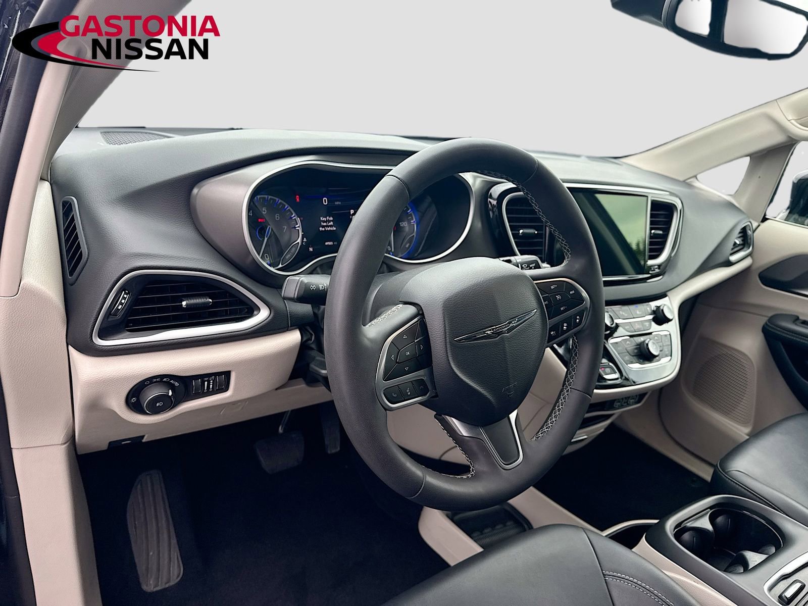 Used 2024 Chrysler Pacifica Touring-L FWD image 11