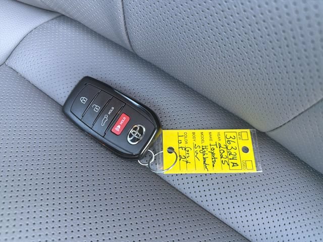Certified 2025 Toyota Highlander Limited FWD image 35