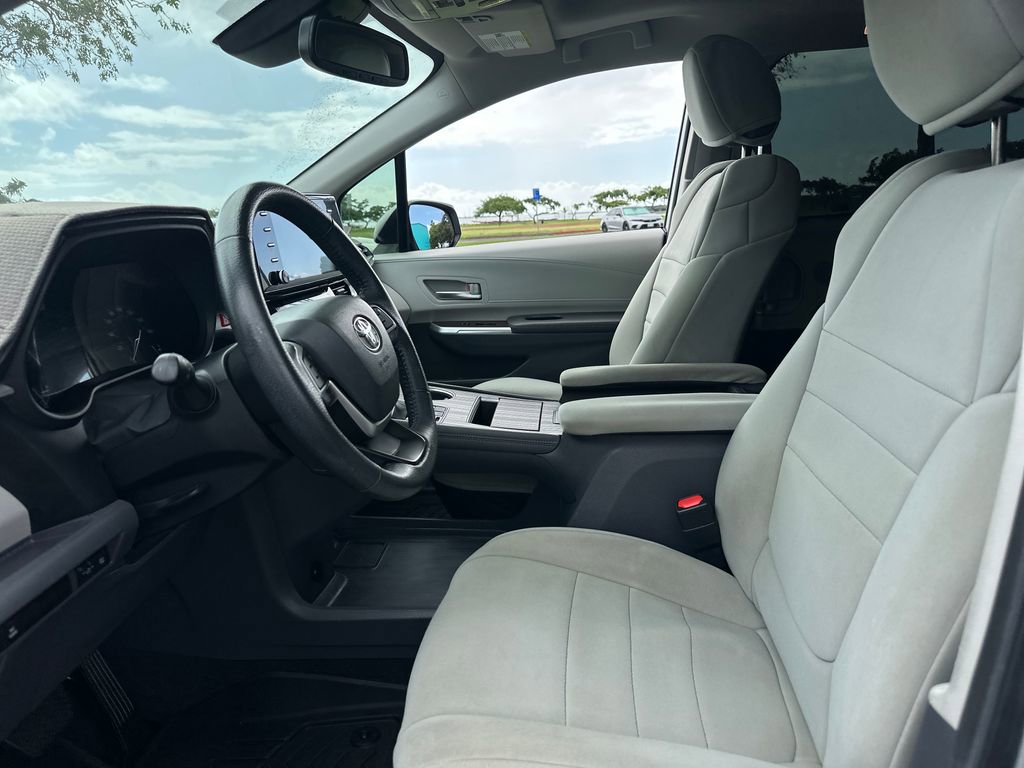 Used 2023 Toyota Sienna XLE image 12