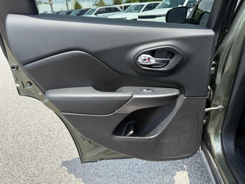 Used 2019 Jeep Cherokee Latitude Plus FWD image 9