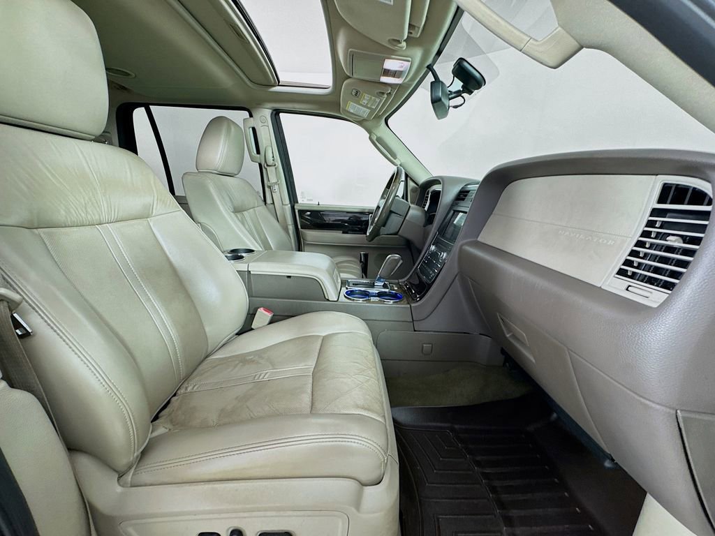 Used 2017 Lincoln Navigator Select RWD image 38