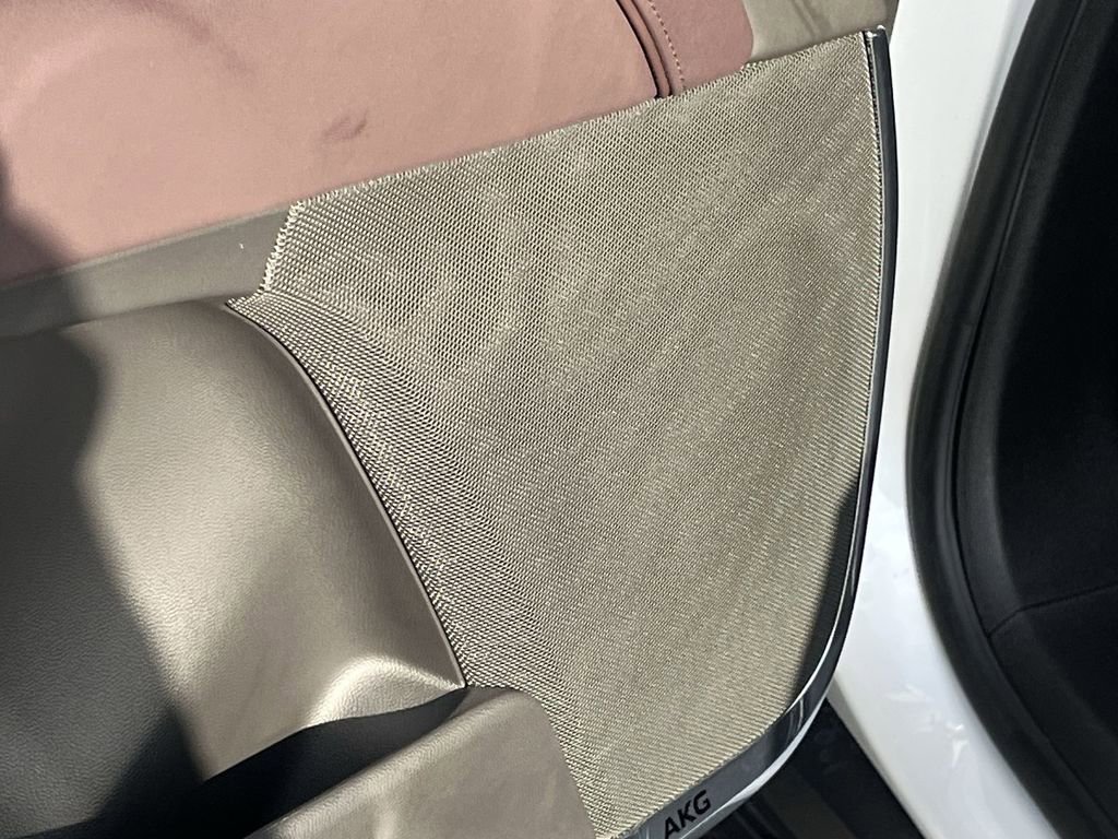 Used 2023 Cadillac Escalade Premium Luxury Platinum image 17