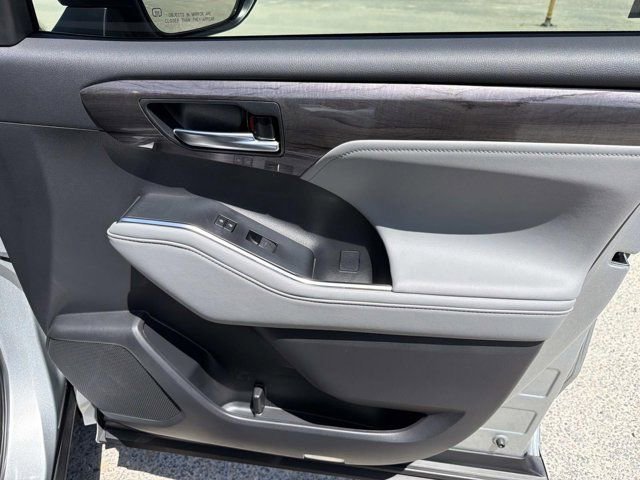 Used 2024 Toyota Highlander Limited image 15