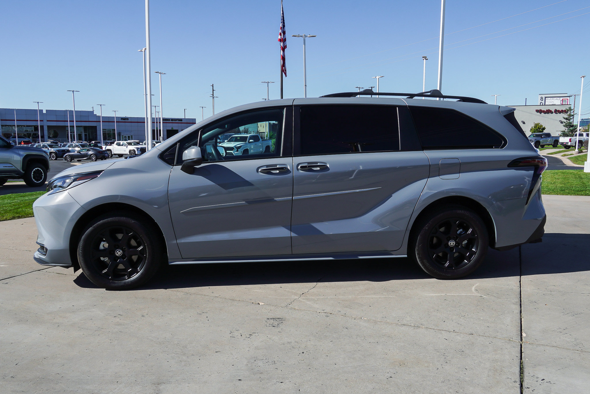 Certified 2025 Toyota Sienna XLE Woodland Edition AWD/4WD image 5