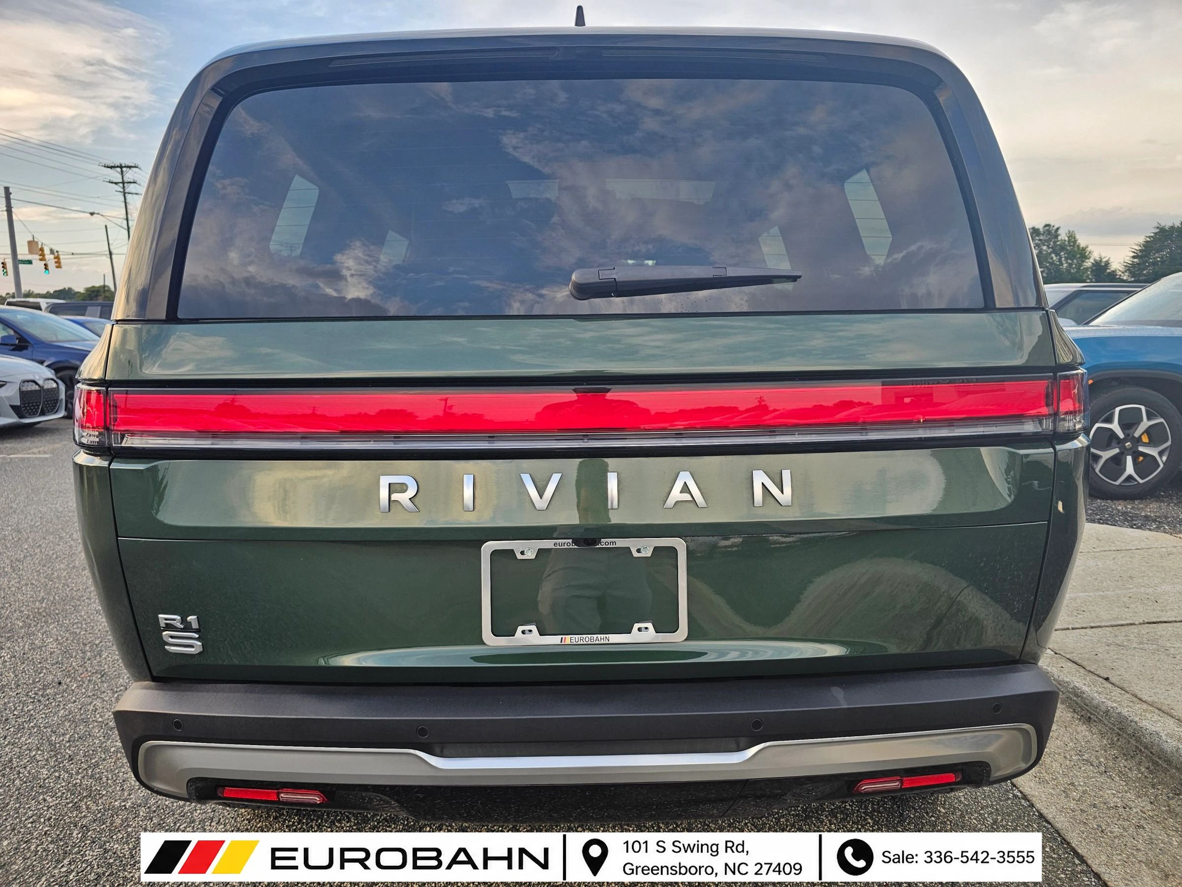 Used 2025 Rivian R1S Adventure Dual AWD/4WD image 4