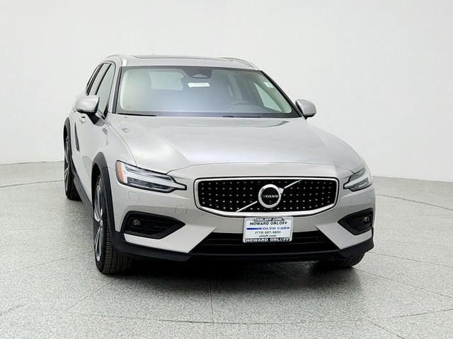 Certified 2025 Volvo V60 B5 Cross Country Plus image 2