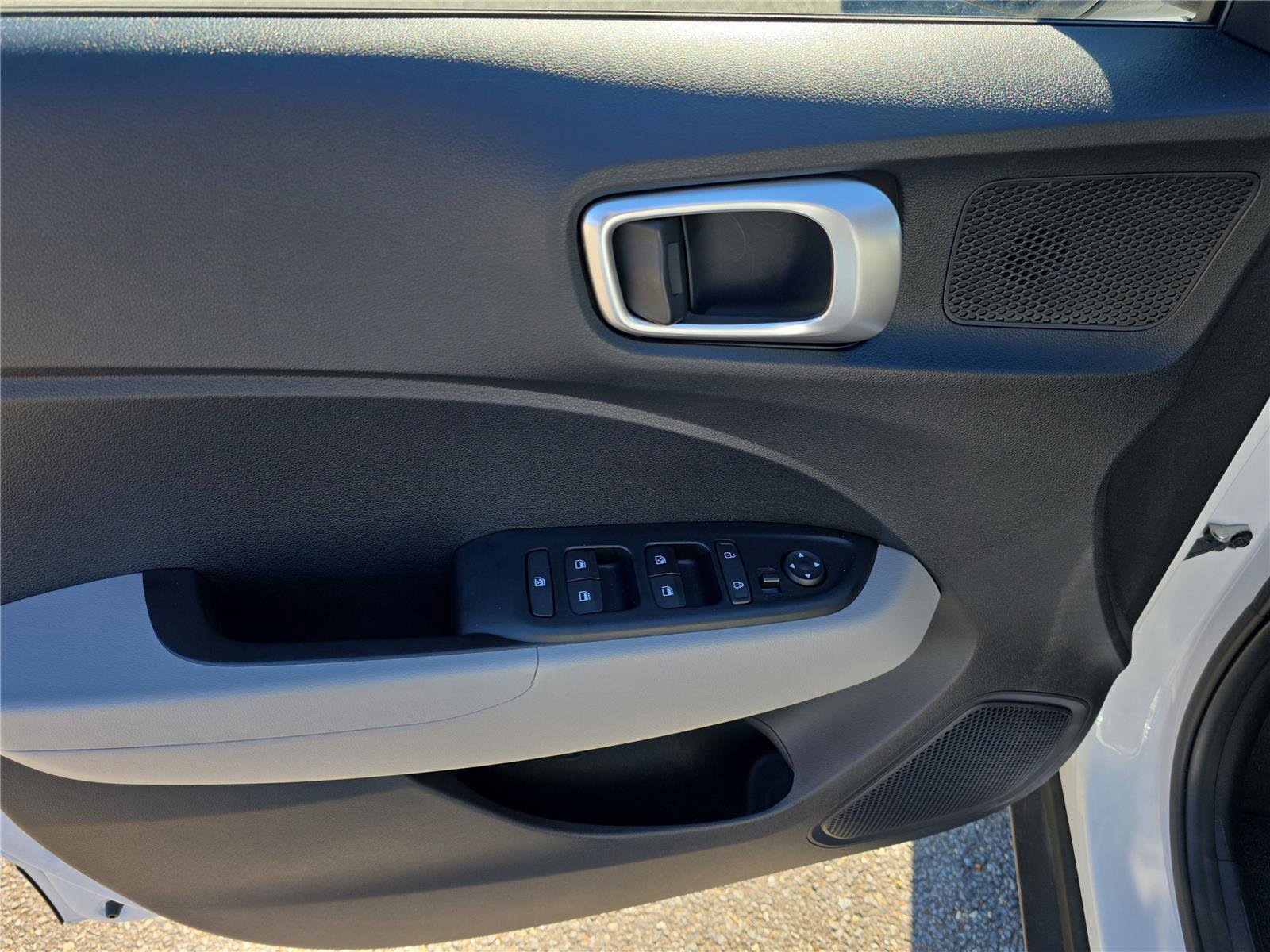 Certified 2025 Hyundai Venue SEL image 17