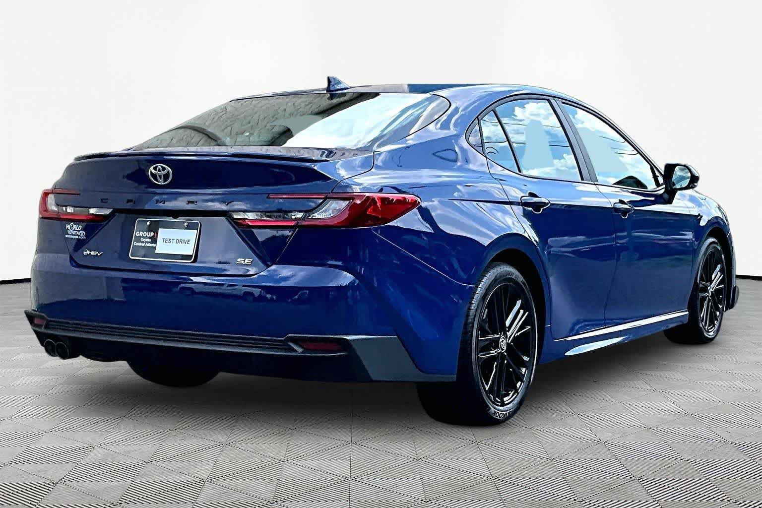 Used 2025 Toyota Camry SE w/ Convenience Package FWD image 13