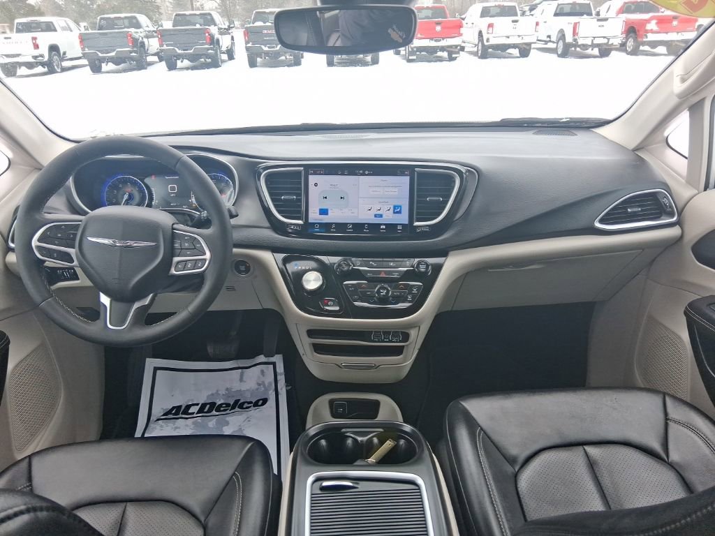 Used 2024 Chrysler Pacifica Touring-L image 21
