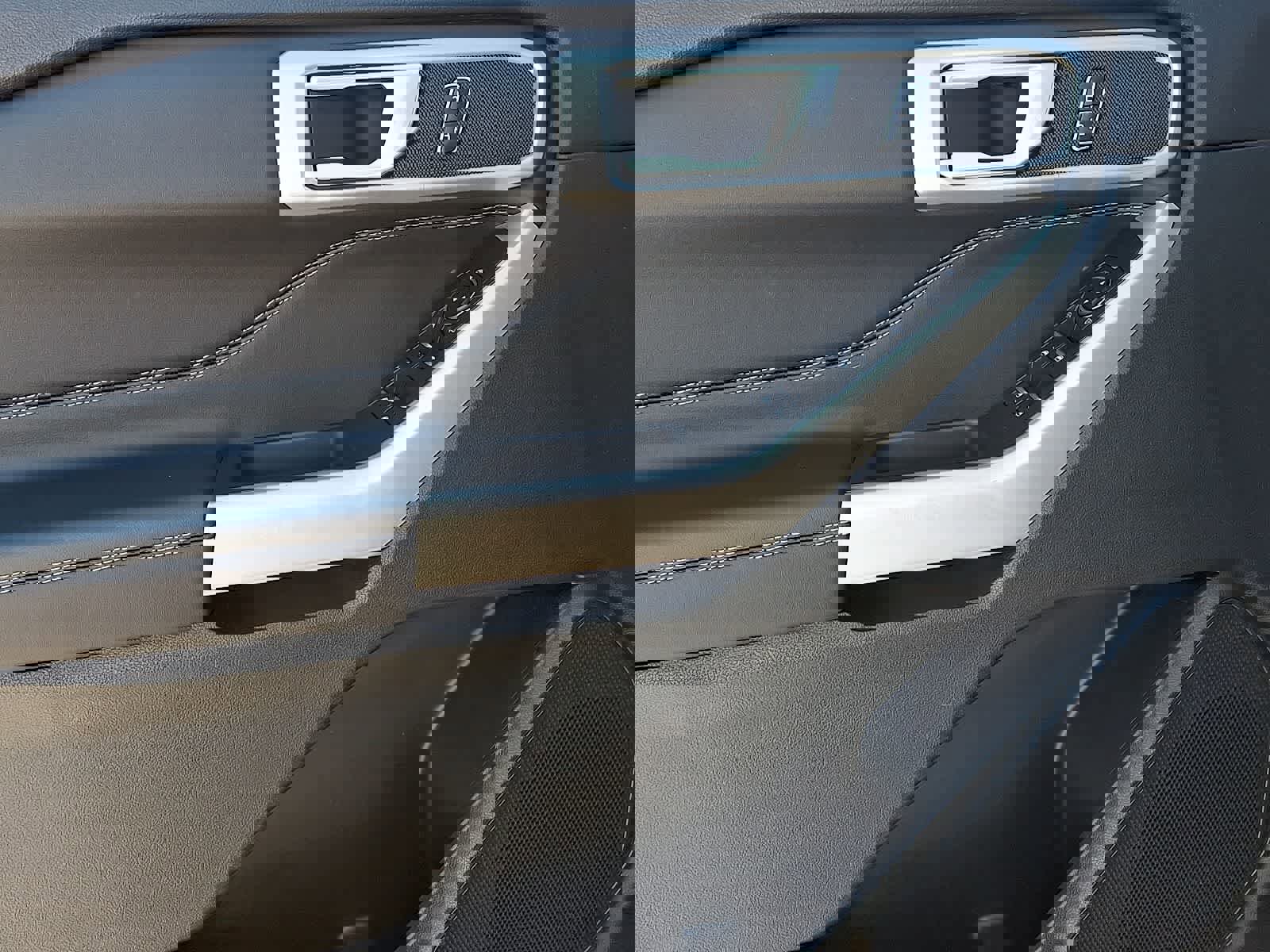 Used 2023 Ford Explorer XLT w/ Equipment Group 202A image 14