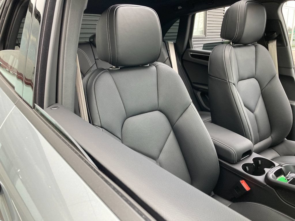 Used 2025 Porsche Macan AWD/4WD image 28