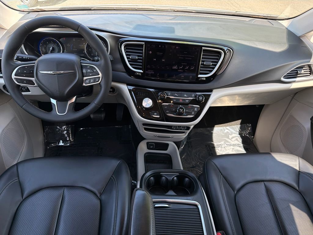 Used 2023 Chrysler Pacifica Touring-L image 19