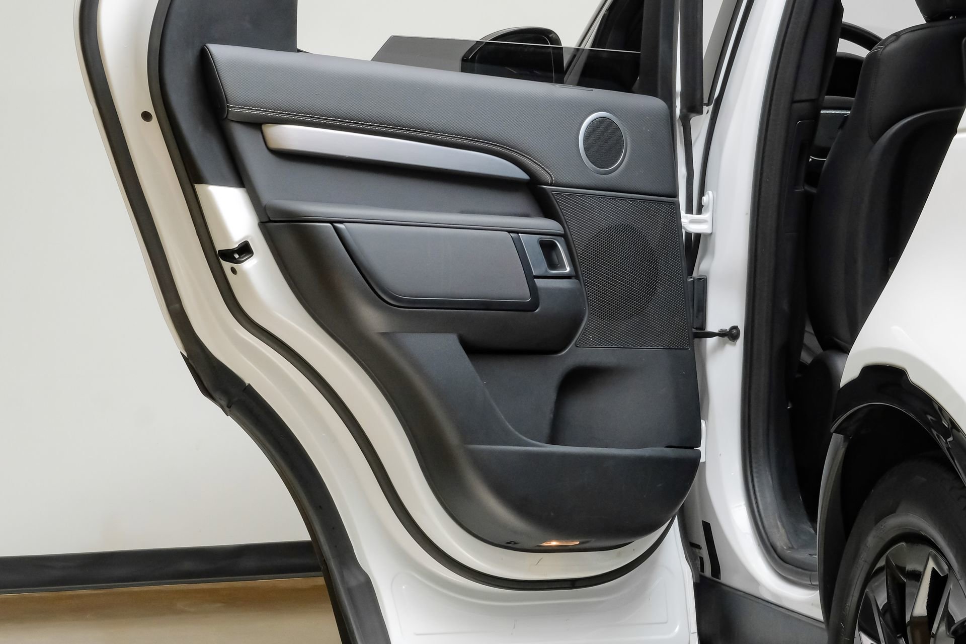 Used 2023 Land Rover Discovery S R-Dynamic image 49