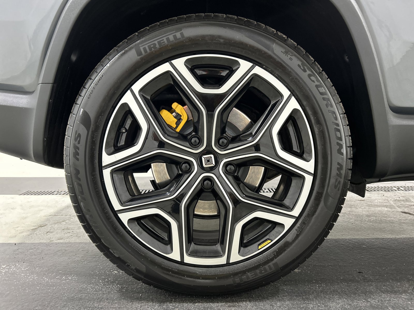 Used 2024 Rivian R1S Adventure AWD/4WD image 12