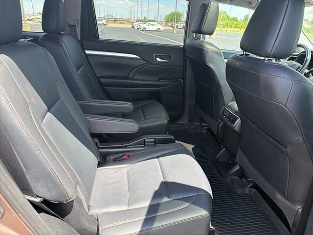 Used 2019 Toyota Highlander XLE AWD/4WD image 13