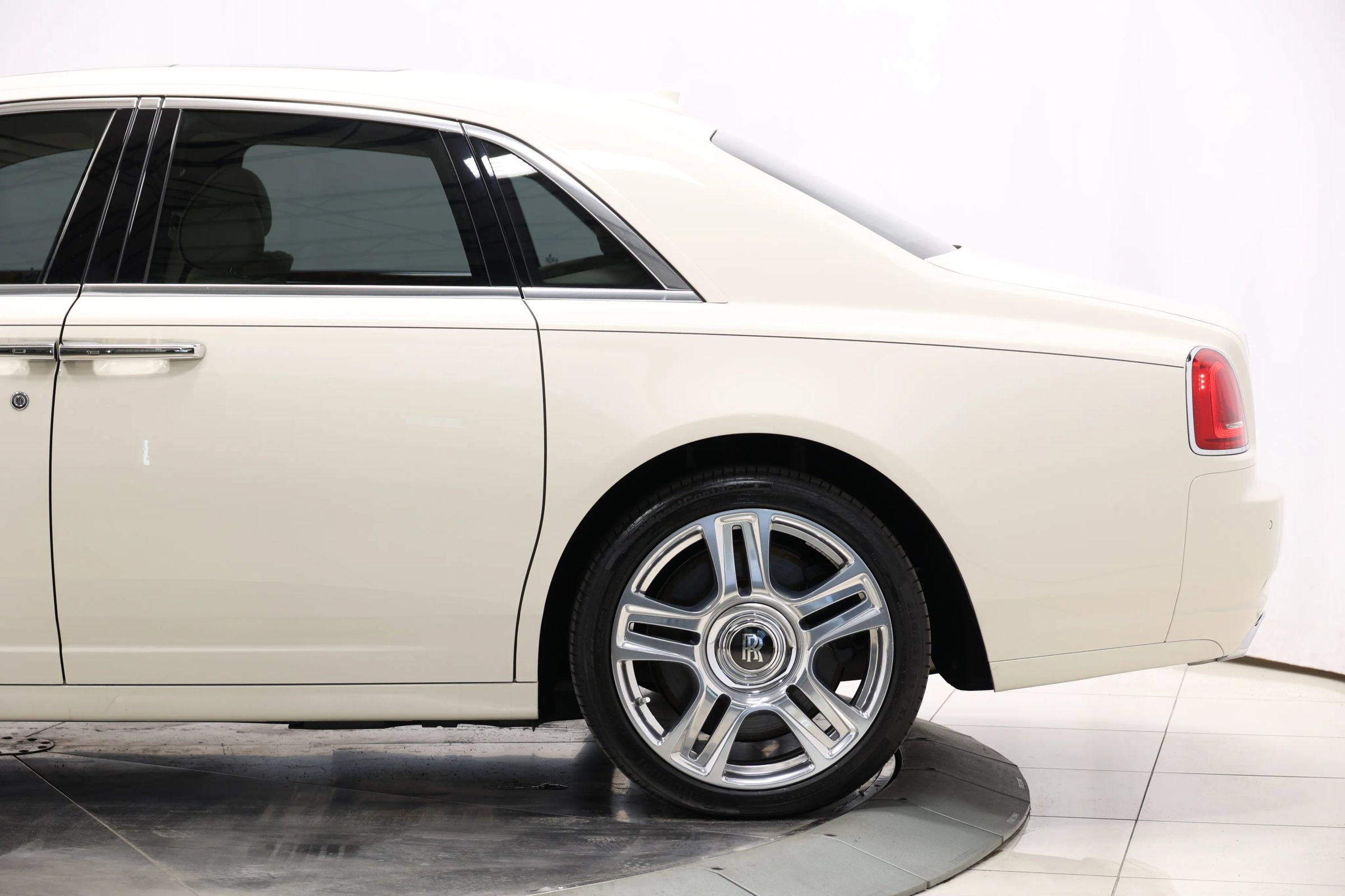 Used 2016 Rolls-Royce Ghost RWD image 9
