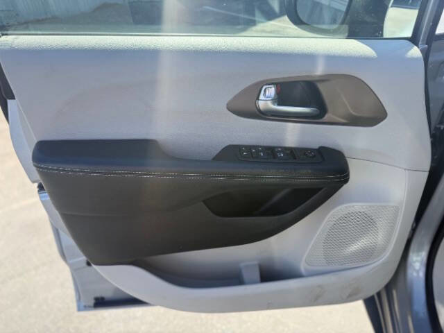 Used 2021 Chrysler Voyager LX image 10