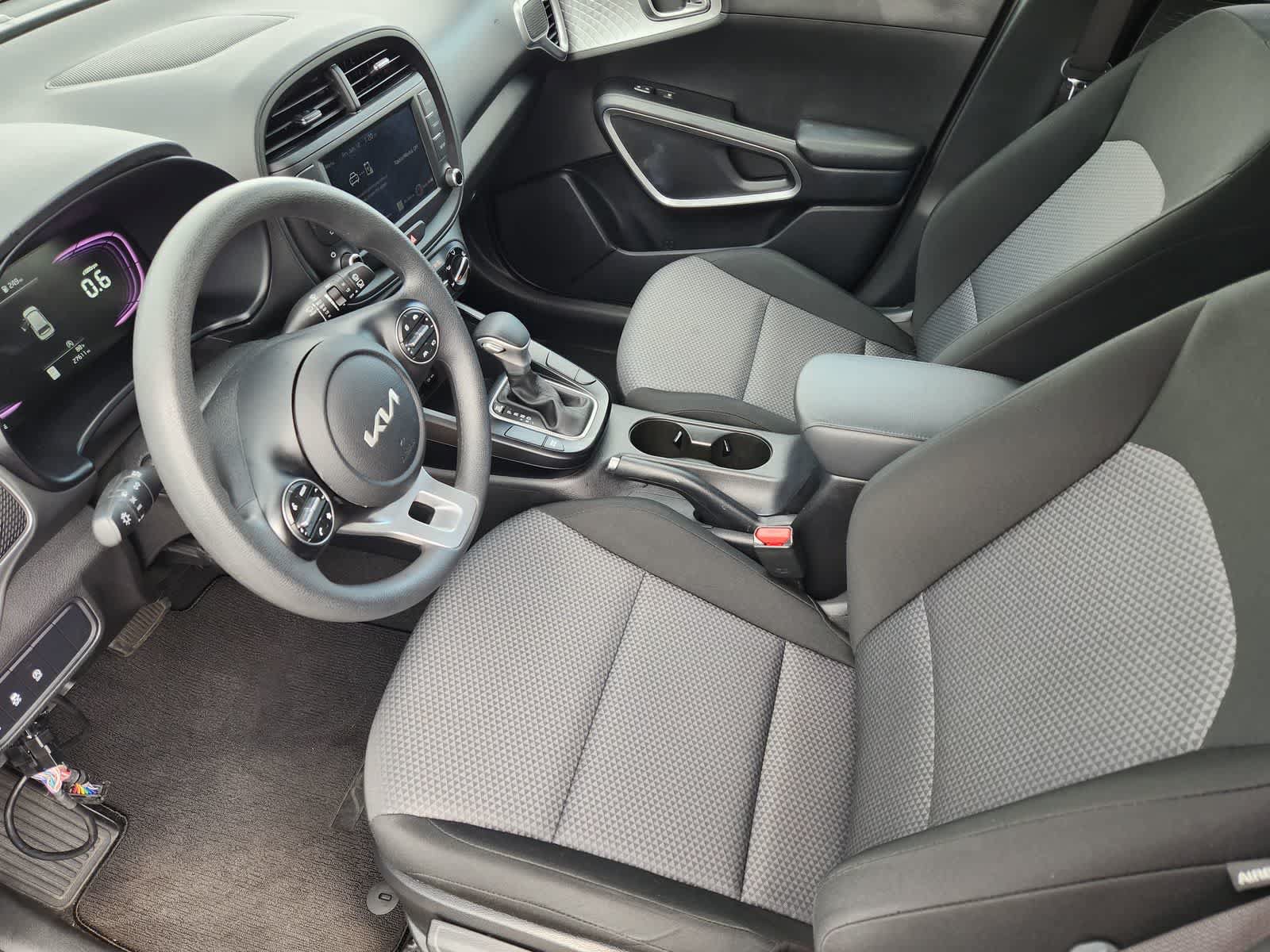 Certified 2025 Kia Soul LX w/ LX Technology Package FWD image 2