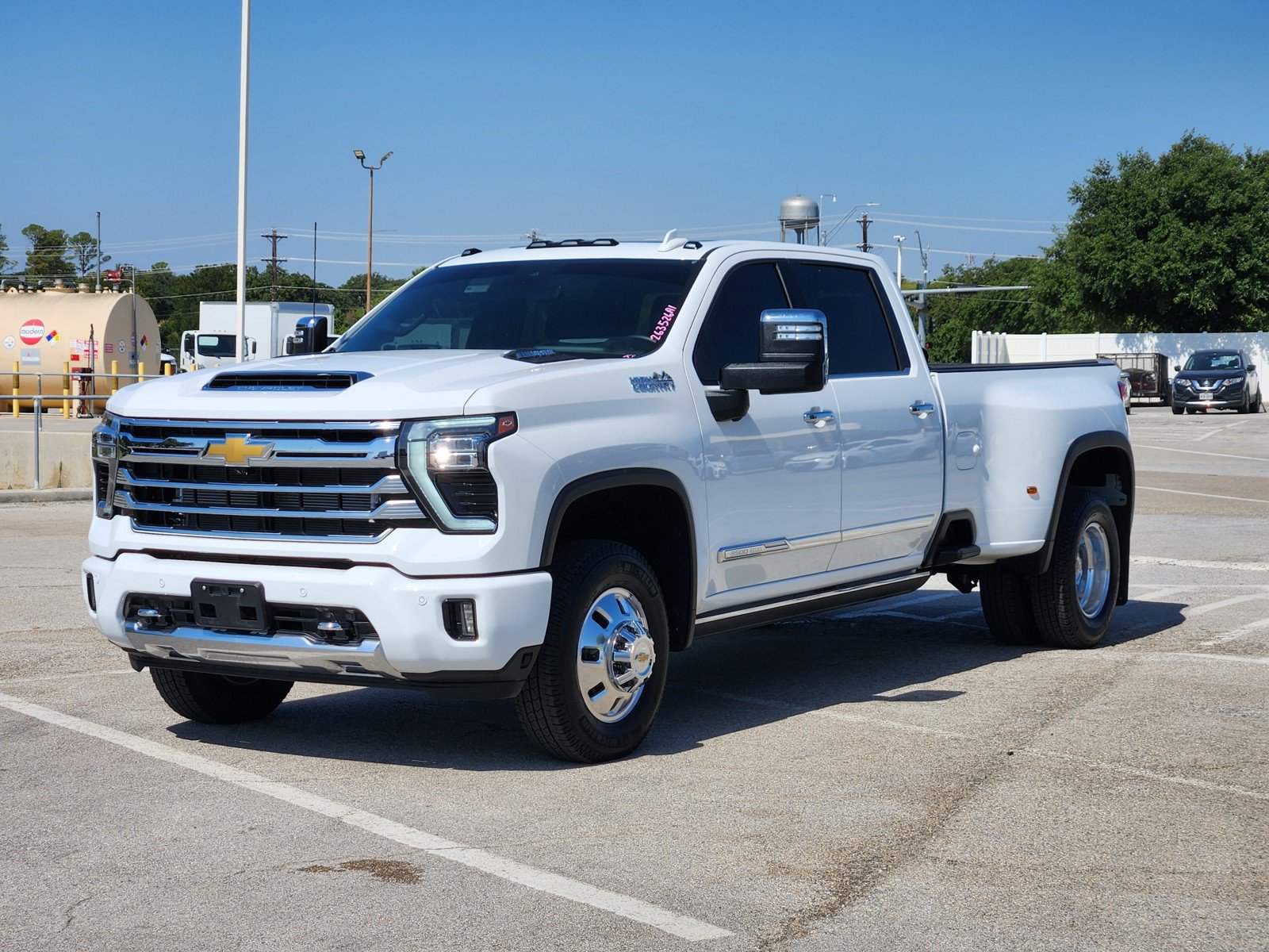 Used 2025 Chevrolet Silverado 3500 High Country w/ Technology Package AWD/4WD image 2