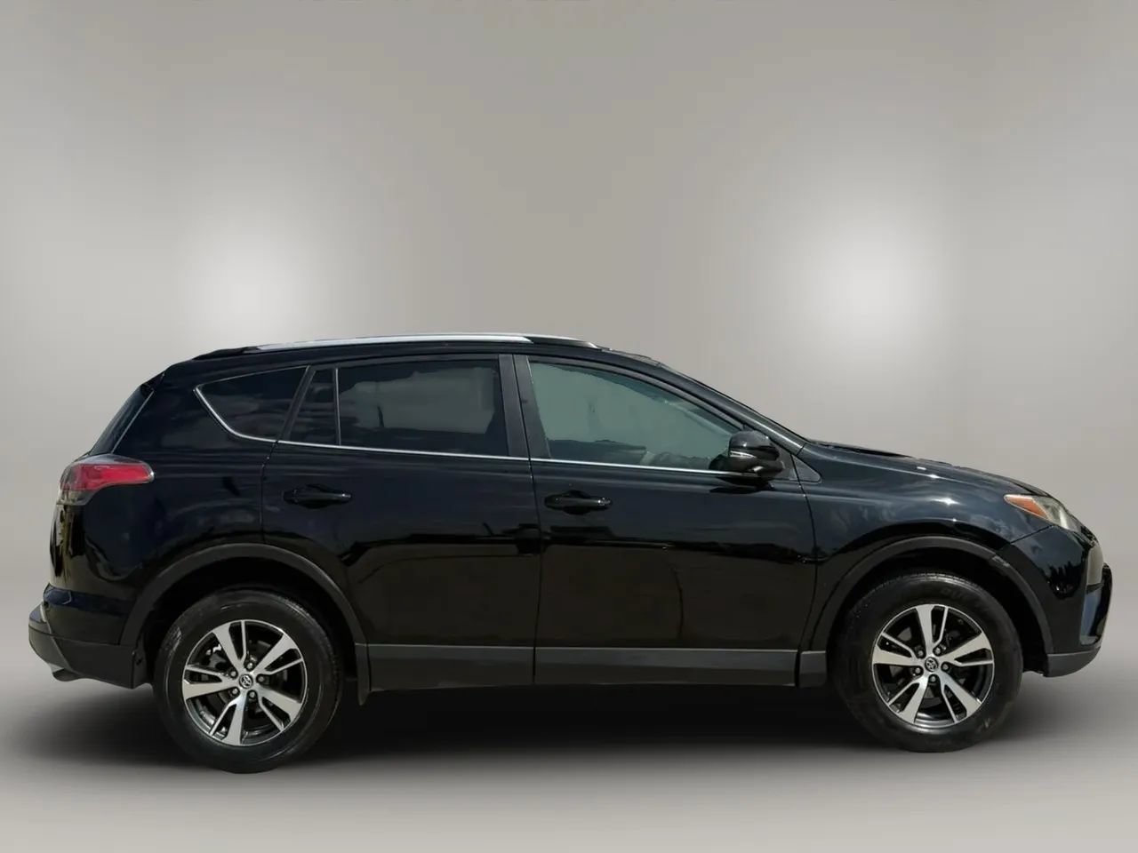 Used 2017 Toyota RAV4 XLE FWD image 7