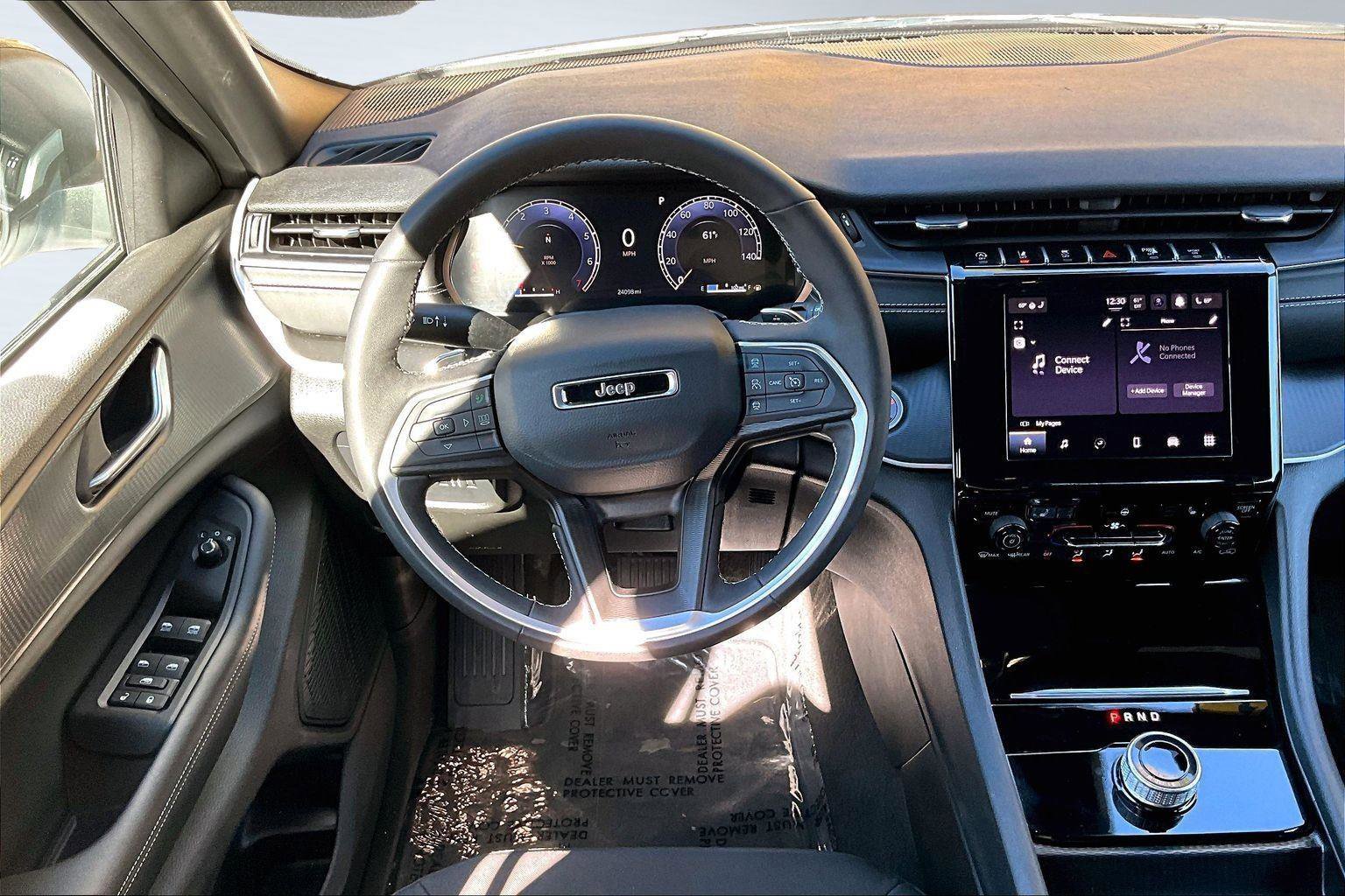 Certified 2025 Jeep Grand Cherokee Laredo w/ Luxury Tech Group I image 6