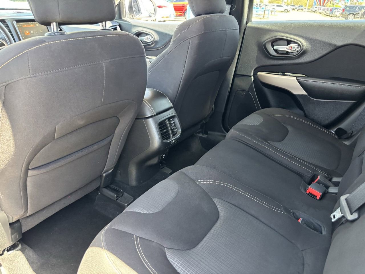Used 2017 Jeep Cherokee Latitude w/ Comfort & Sound Group FWD image 15