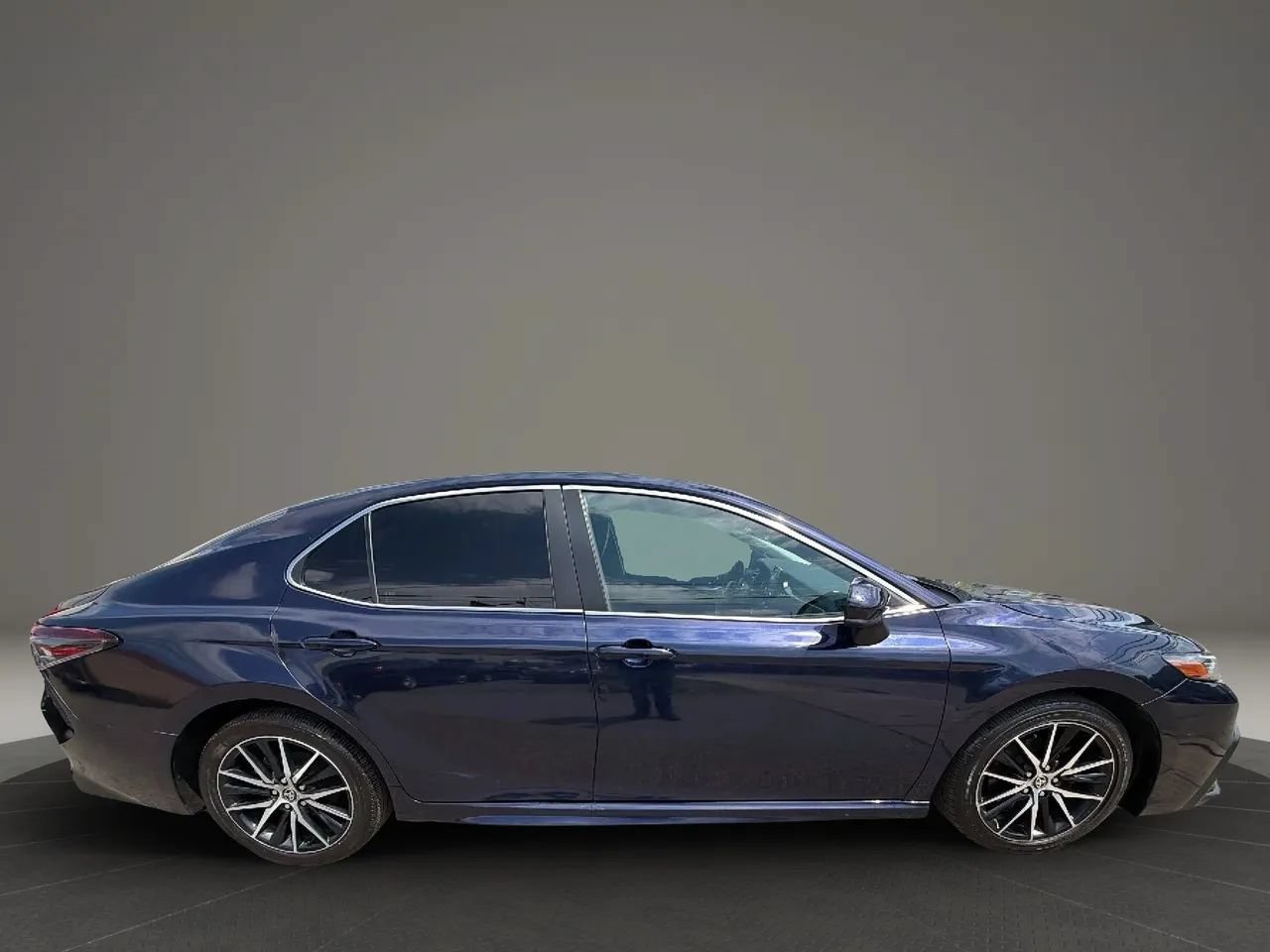 Used 2021 Toyota Camry SE FWD image 4