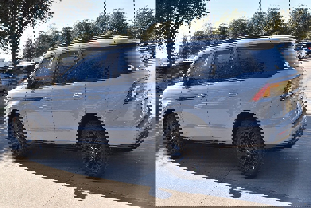 New 2025 Lincoln Navigator Reserve w/ Jet Appearance Package image 17