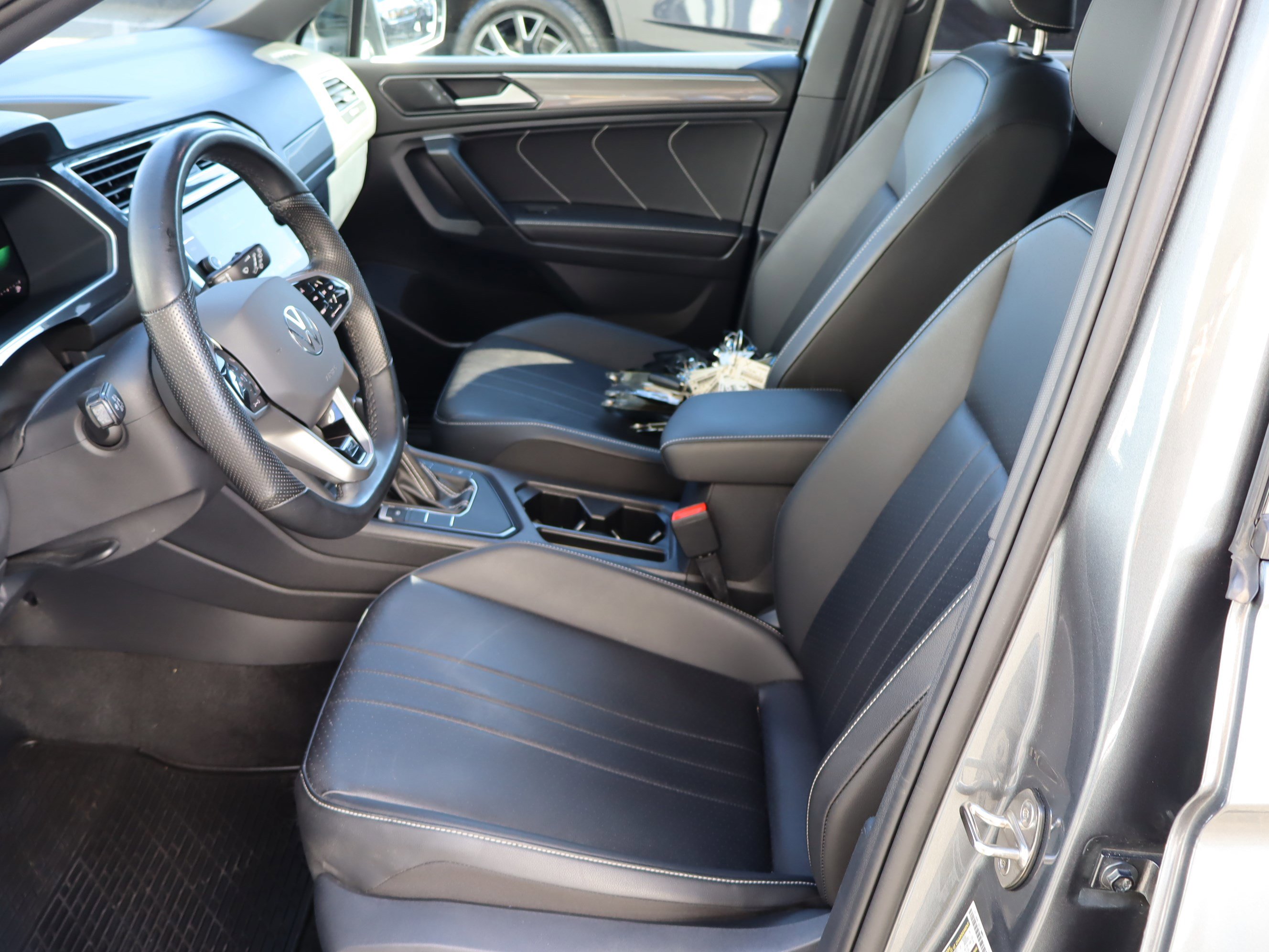 Used 2023 Volkswagen Tiguan SE R-Line image 16