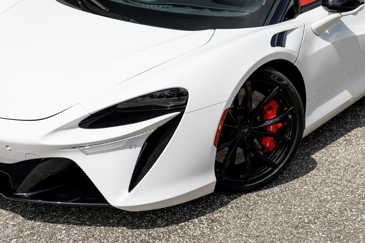 Used 2025 McLaren Artura Spider RWD image 37