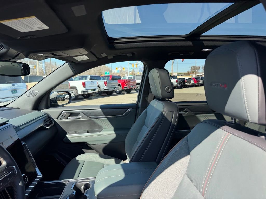 Used 2024 GMC Acadia AT4 w/ Luxury Package image 17