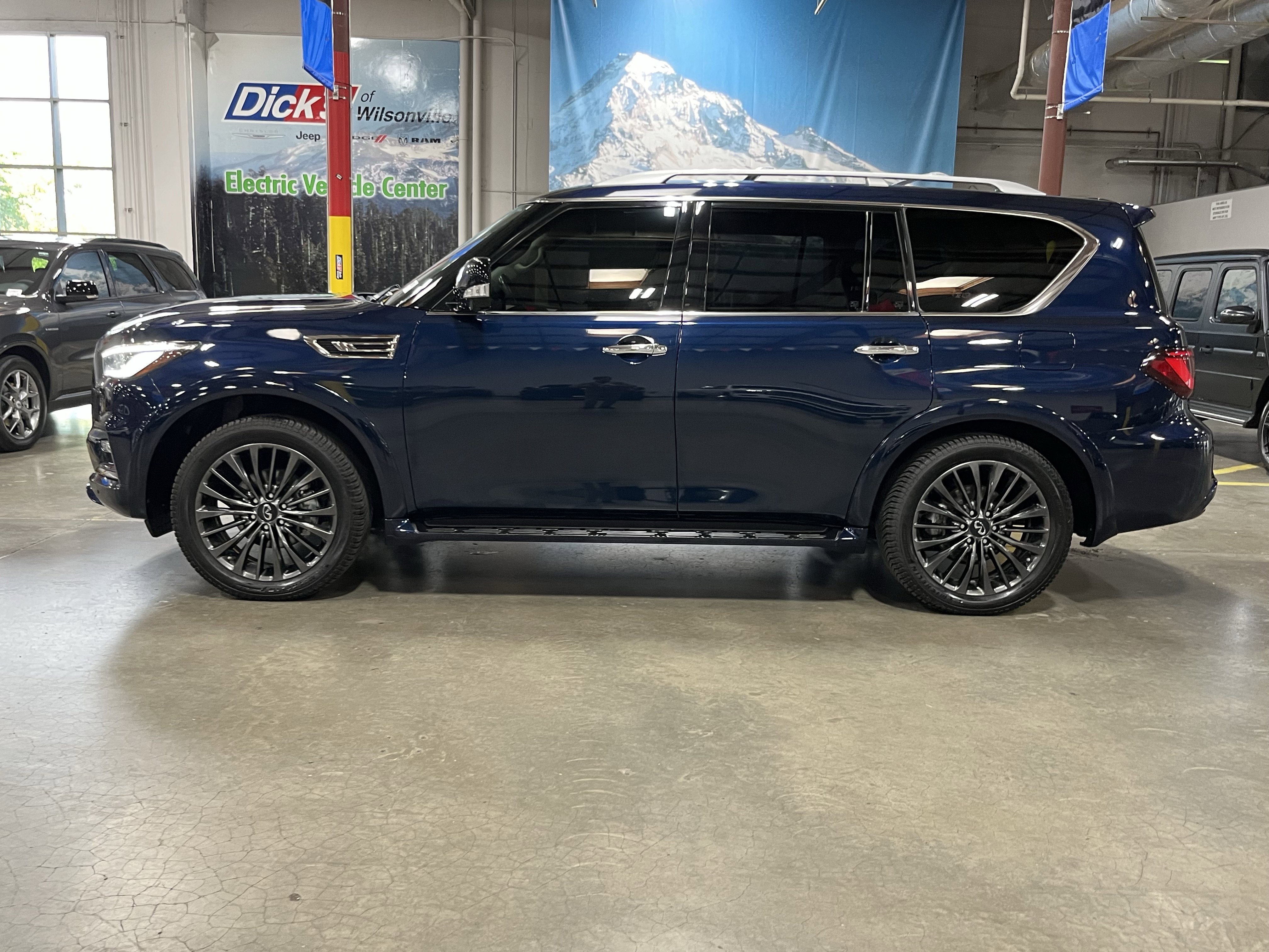 Used 2022 INFINITI QX80 Premium Select w/ Cargo Package AWD/4WD image 2
