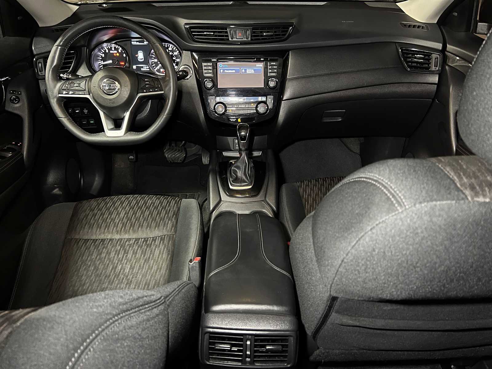 Used 2017 Nissan Rogue SV w/ SV Premium Package image 40