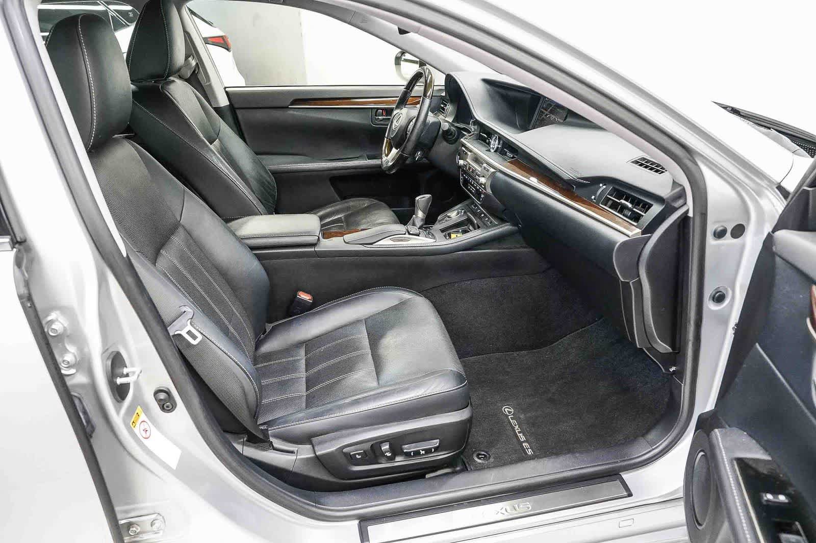 Used 2016 Lexus ES 350 w/ Luxury Package w/Wood Trim FWD image 17