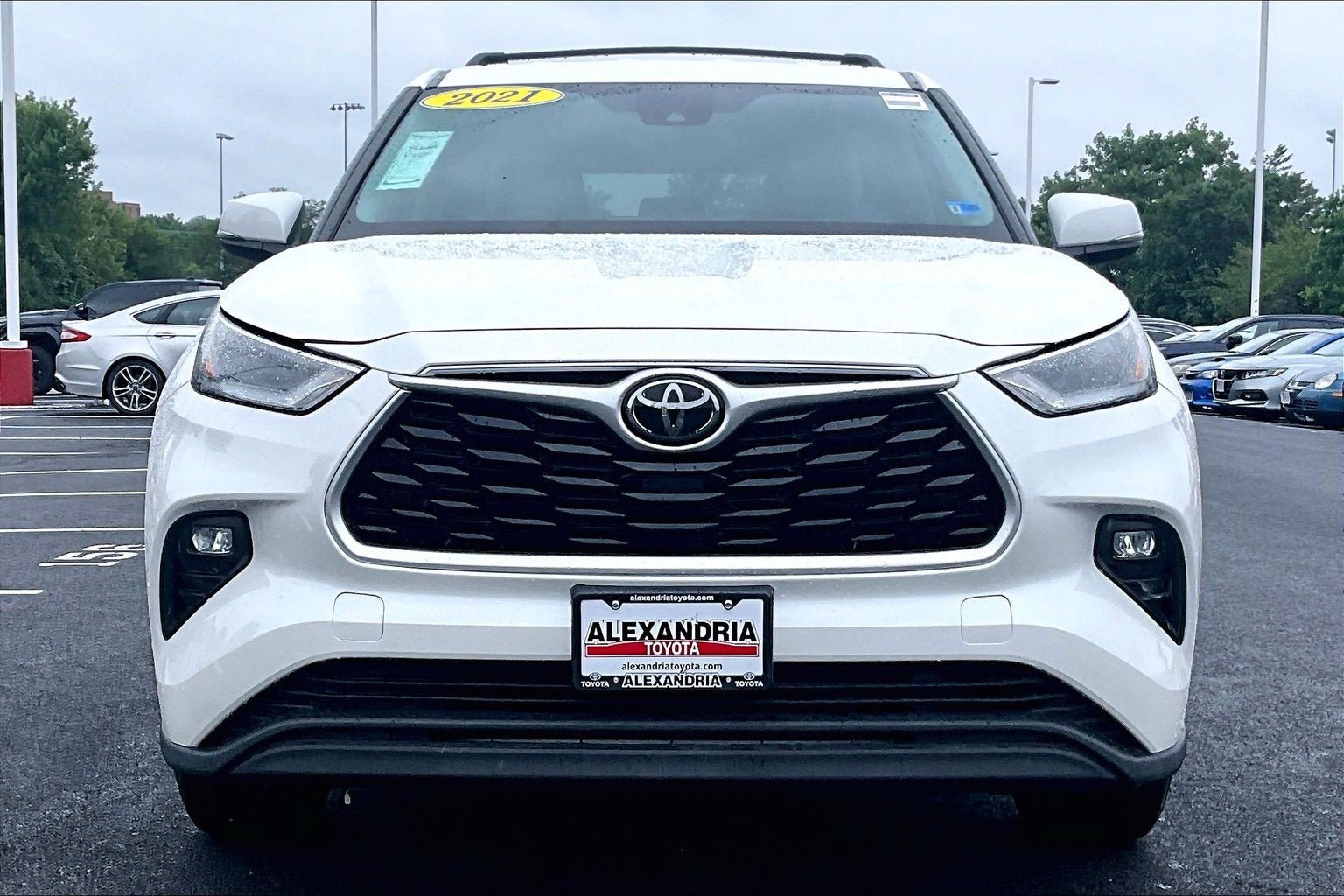 Used 2021 Toyota Highlander LE AWD/4WD image 3