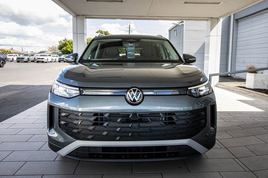 Certified 2025 Volkswagen Tiguan SE image 9