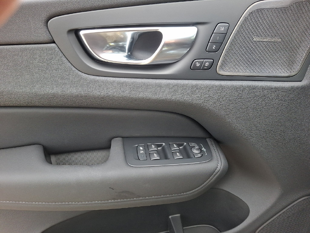 New 2027 Volvo XC60 B5 Plus AWD/4WD image 10