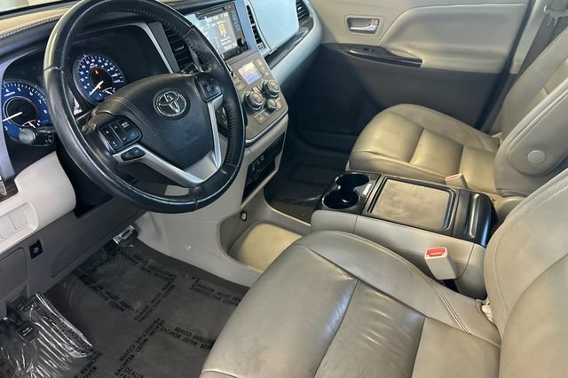 Used 2016 Toyota Sienna XLE w/ XLE Navigation Package FWD image 11