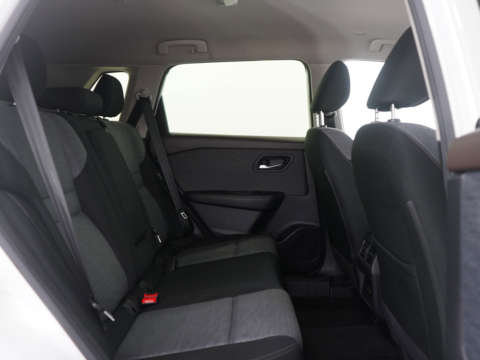 Used 2023 Nissan Rogue SV image 12