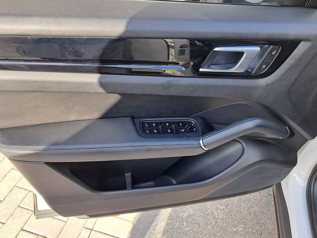 Used 2023 Porsche Cayenne Coupe image 13