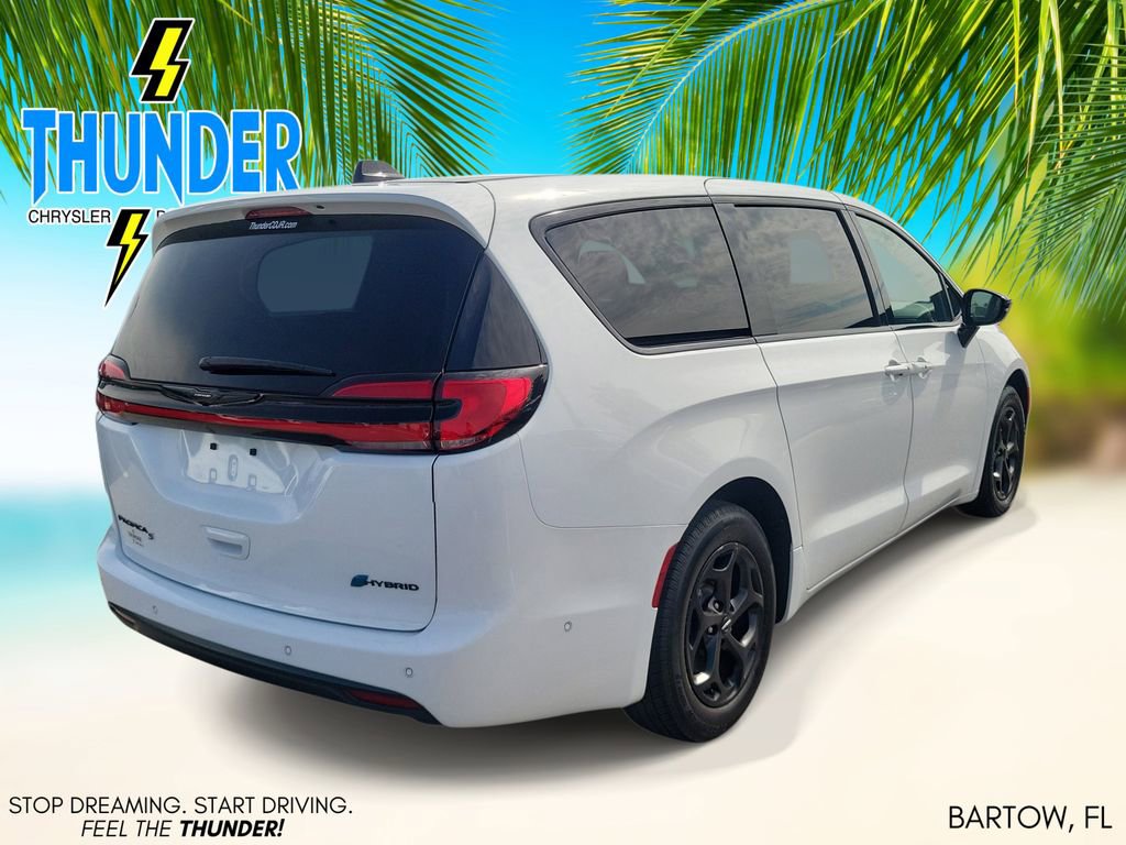 Used 2024 Chrysler Pacifica Limited FWD image 4