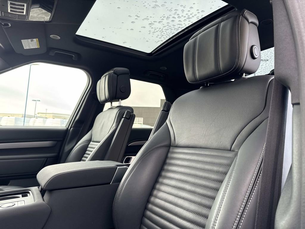 Certified 2025 Land Rover Discovery Dynamic SE image 19