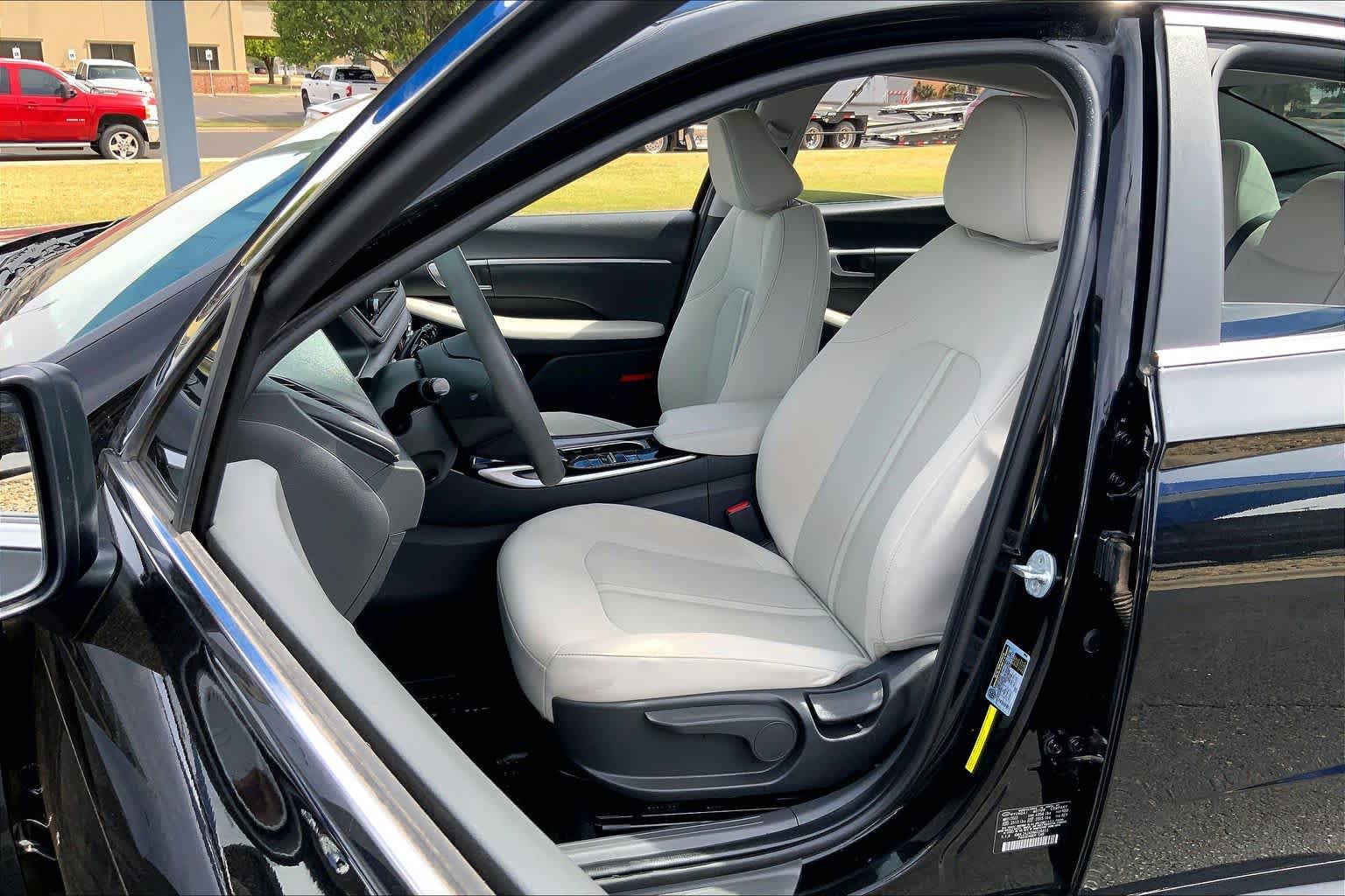 Used 2022 Hyundai Sonata SE w/ Preferred Accessory Package FWD image 8